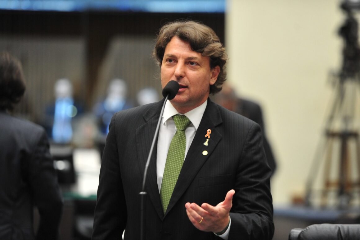 Anibelli Neto (MDB) propõe ingresso de médicos-veterinários no Corpo de Bombeiros do Paraná
