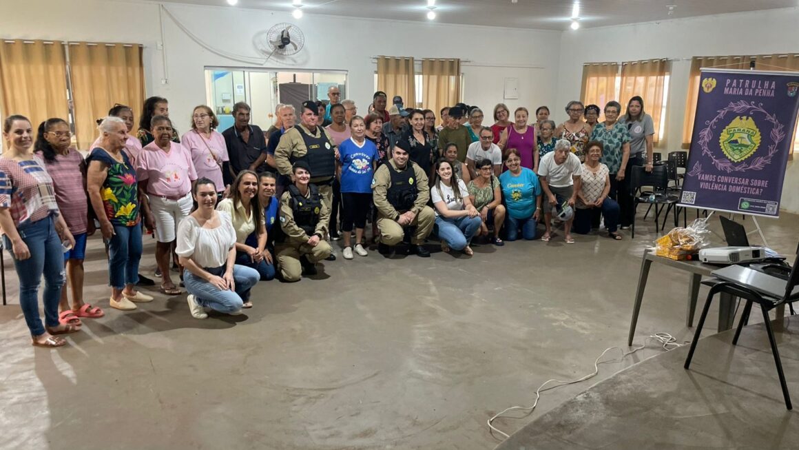 Idosos participam de palestra sobre respeito e valorização durante a “Operação Virtude”
