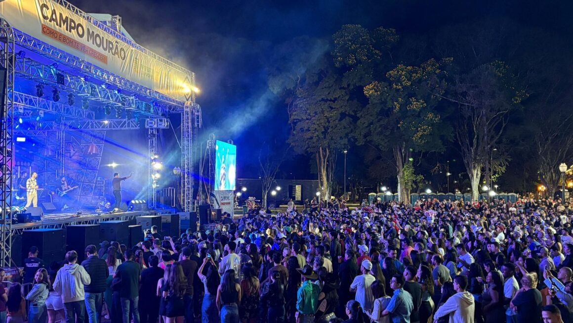 Show de Clayton e Romário reúne multidão para comemorar os 78 anos de Campo Mourão