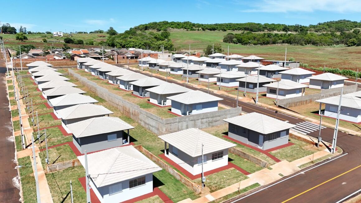 Prefeito Leonardo, vice Lucas e vereadores farão a entrega das casas populares nesta quinta-feira com presença de Alexendre Curi