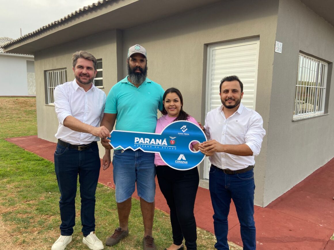 WhatsApp Image 2025-10-23 at 20.03.27 45 famílias recebem das mãos de Leonardo Romero e Lucas Almeida a chave da casa própria em Quinta do Sol