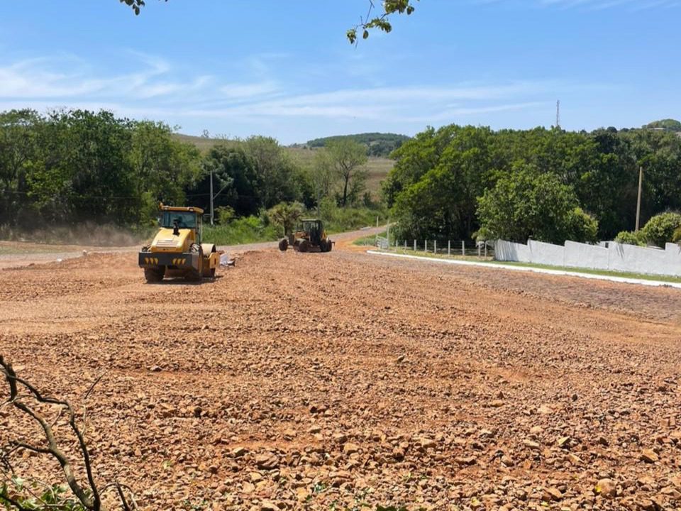 aaaa Em Quinta do Sol, estacionamento do cemitério municipal passa por manutenção