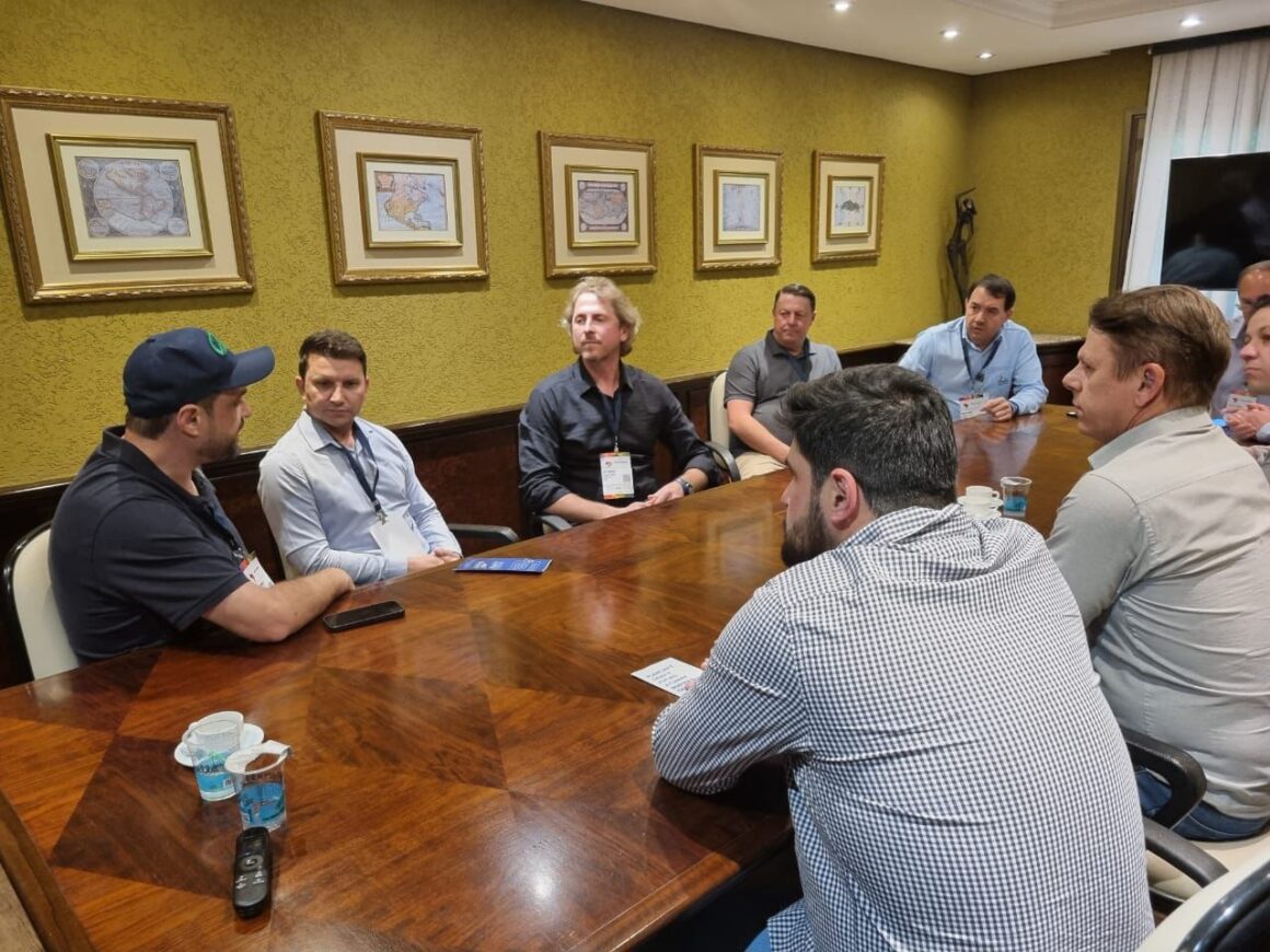 WhatsApp Image 2025-10-31 at 14.57.36 Em Caravana Federativa, Zeca Dirceu se reúne com prefeitos do Oeste para buscar soluções para o CONSAMU