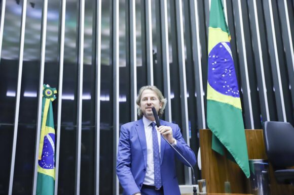 WhatsApp Image 2025-12-09 at 21.48.11 Zeca Dirceu se solidariza com jornalistas agredidos na Câmara dos Deputados e cobra apuração imediata