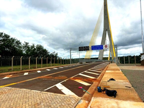 WhatsApp Image 2025-12-10 at 13.06.18 “Inauguração Fake não!”: Zeca Dirceu critica tentativa de inaugurar ponte sem sinalização de acessos, sem segurança e sem autorização do DNIT